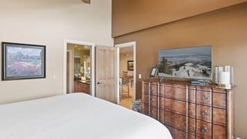 Condo, 1 Bedroom | 1 bedroom, iron/ironing board, free WiFi