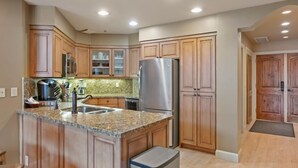 Condo, 1 phòng ngủ | Bếp riêng