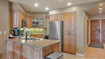 Condo, 1 Bedroom | Private kitchen | Fridge, oven, coffee/tea maker