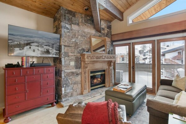 شقة - غرفة نوم واحدة | منطقة المعيشة | تلفزيون ذكي