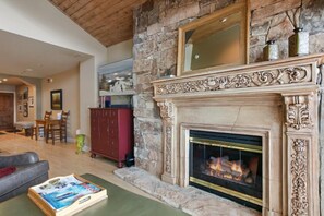 شقة - غرفة نوم واحدة | منطقة المعيشة | تلفزيون ذكي