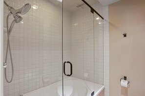 Condo, 1 Bedroom | Bathroom | Towels, shampoo