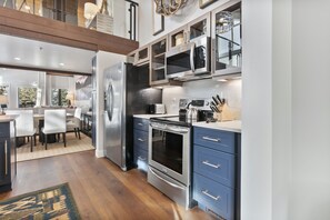 Condo, 3 Bedrooms | Private kitchen | Fridge, oven, coffee/tea maker, toaster