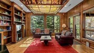 Maison, plusieurs chambres | Coin séjour | TV connectée