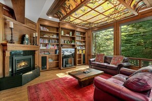 Maison, plusieurs chambres | Coin séjour | TV connectée