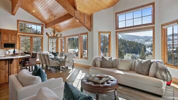 House, 5 Bedrooms | Living area | Smart TV