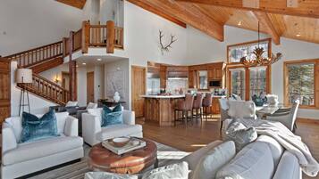 House, 5 Bedrooms | Living area | Smart TV