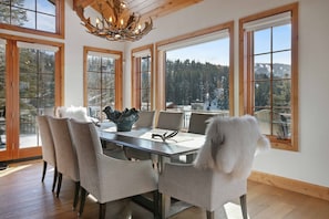 House, 5 Bedrooms | Dining