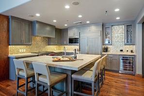 Condo, 5 Bedrooms | Private kitchen