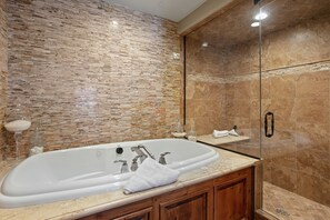 Condo, 5 Bedrooms | Bathroom | Towels, shampoo