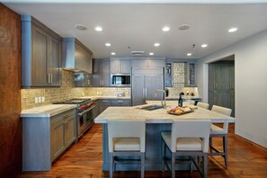 Condo, 5 Bedrooms | Private kitchen | Fridge, oven, coffee/tea maker, toaster