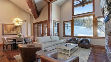 Condo, 5 quartos | Área de estar | Smart TV