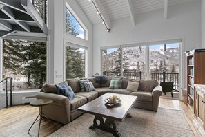 شقة - ٥ غرف نوم | منطقة المعيشة | تلفزيون ذكي