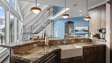 Condo, 5 Bedrooms | Private kitchen