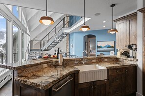 Condo, 5 Bedrooms | Private kitchen