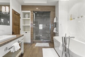 House, 5 Bedrooms | Bathroom | Towels, shampoo
