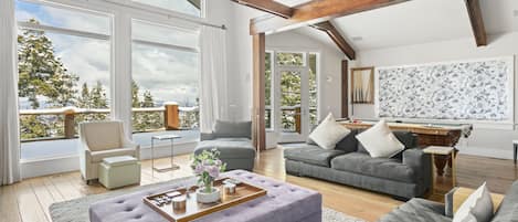 House, 5 Bedrooms | Living area | Smart TV