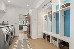 House, 5 Bedrooms | Interior