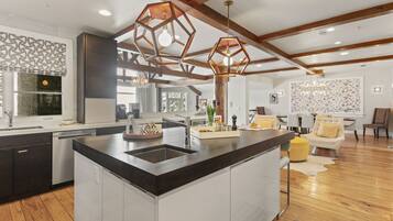 House, 5 Bedrooms | Interior