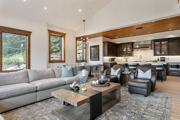 Condo, 4 Bedrooms | Living area | Smart TV