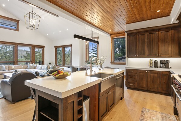 Condo, 4 Bedrooms | Interior