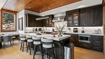 Apartamento, 4 habitaciones | Cocina privada | Frigorífico, horno, cafetera o tetera y tostadora