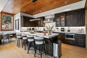 Refrigerador, horno, cafetera/tetera, tostadora