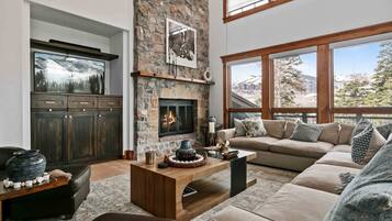 Apartamento, 4 habitaciones | Zona de estar | Una Smart TV