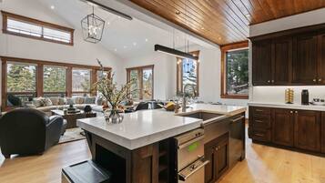 Condo, 4 Bedrooms | Interior