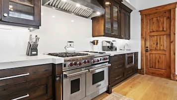 Apartamento, 4 habitaciones | Cocina privada | Frigorífico, horno, cafetera o tetera y tostadora