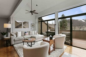 콘도, 침실 3개 | 거실 공간 | 스마트 TV