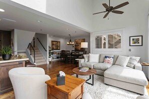 콘도, 침실 3개 | 거실 공간 | 스마트 TV