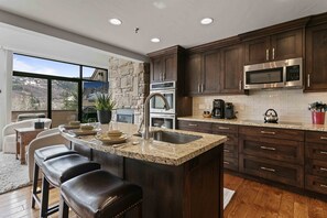 Condo, 3 habitaciones | Cocina privada | Refrigerador, horno, cafetera y tetera y tostadora 