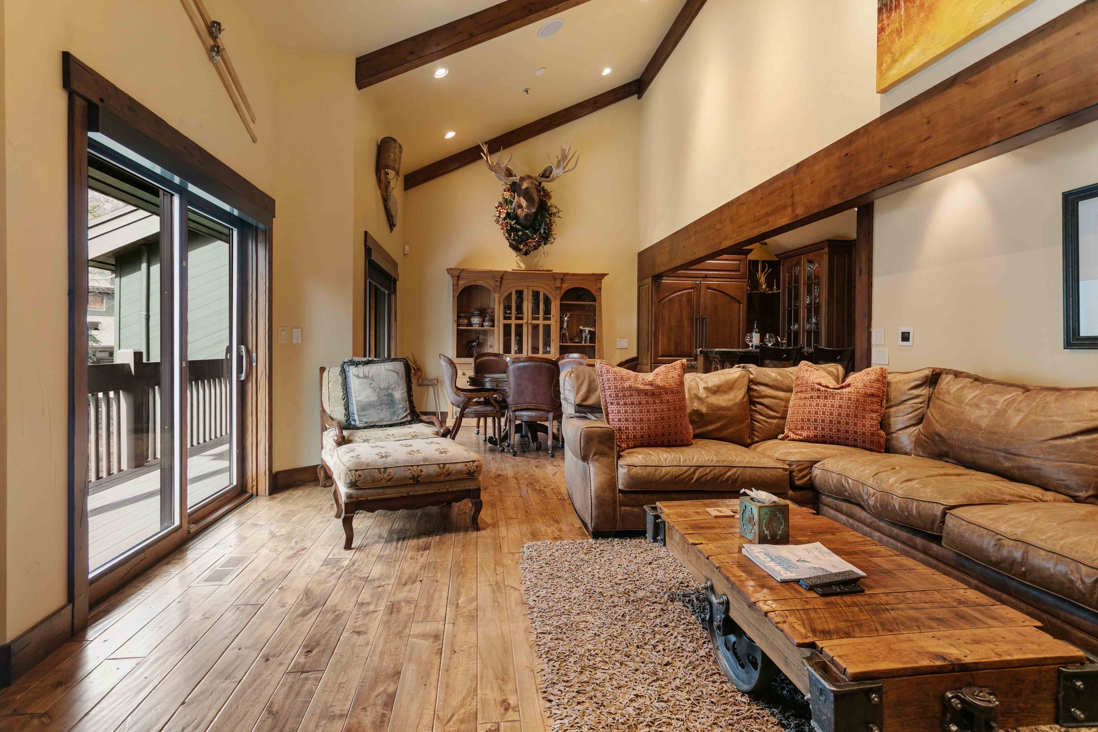 Condo, 6 Bedrooms | Living area