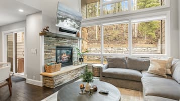 Condo, 3 phòng ngủ | Khu phòng khách | Smart TV