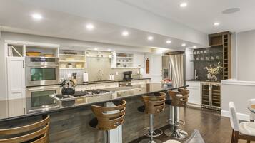 Condo, 3 phòng ngủ | Bếp riêng | Tủ lạnh, lò nướng, dụng cụ pha cà phê/trà, lò nướng bánh mì