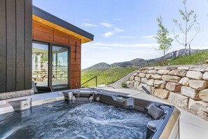 House, 4 Bedrooms | Outdoor spa tub