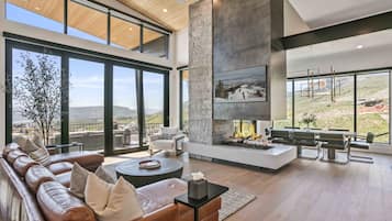 House, 4 Bedrooms | Living area | Smart TV