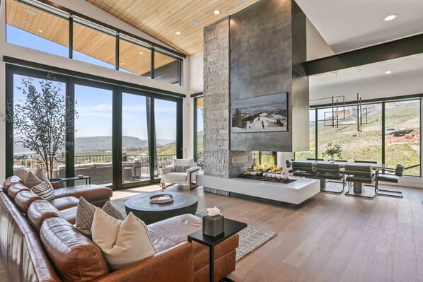 House, 4 Bedrooms | Living area | Smart TV