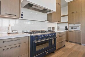 House, 4 Bedrooms | Private kitchen | Fridge, oven, toaster