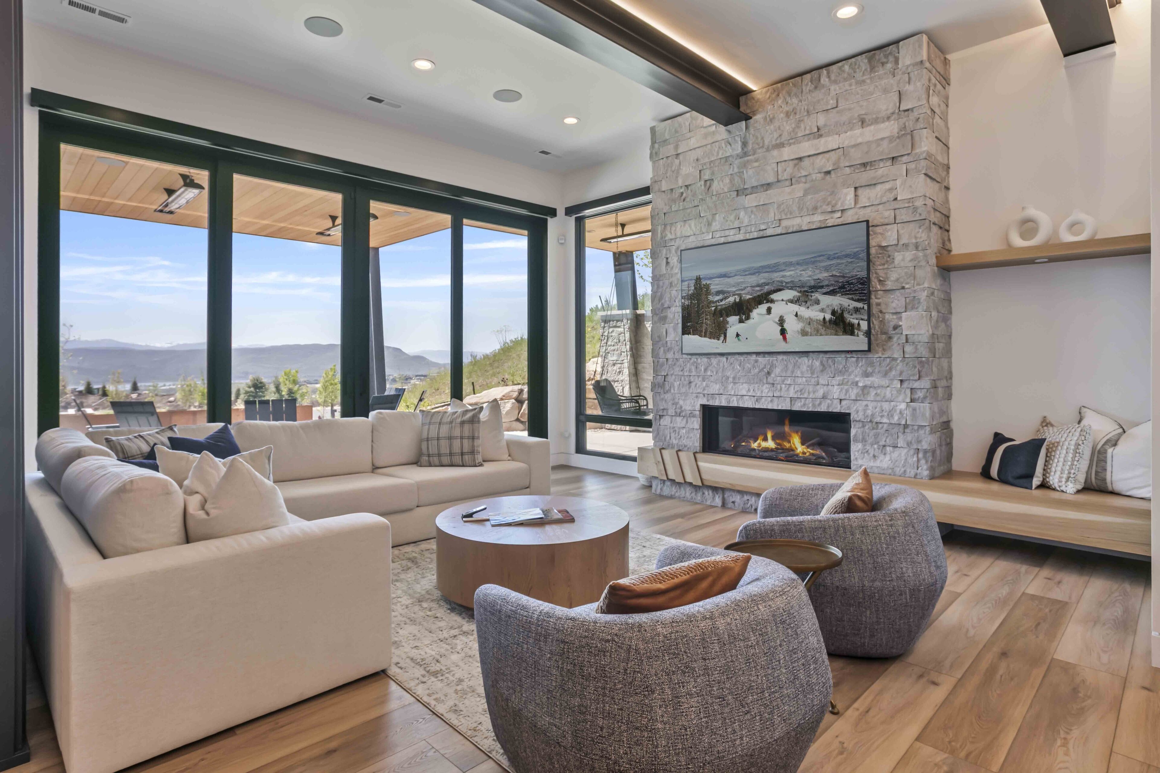 Nhà, 4 phòng ngủ | Khu phòng khách | Smart TV 