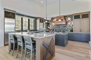 House, 5 Bedrooms | Private kitchen | Fridge, oven, coffee/tea maker, toaster