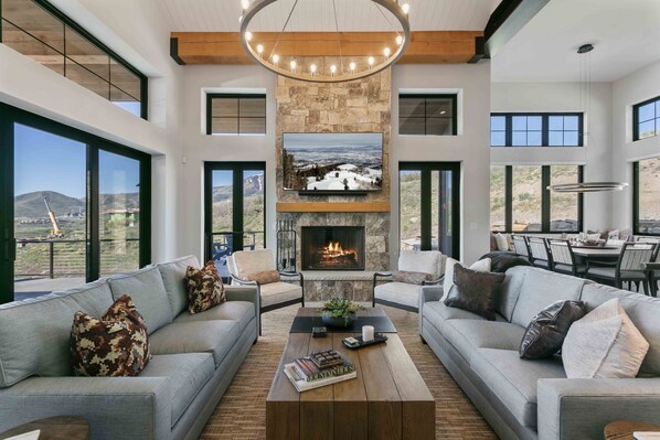 House, 5 Bedrooms | Living area | Smart TV