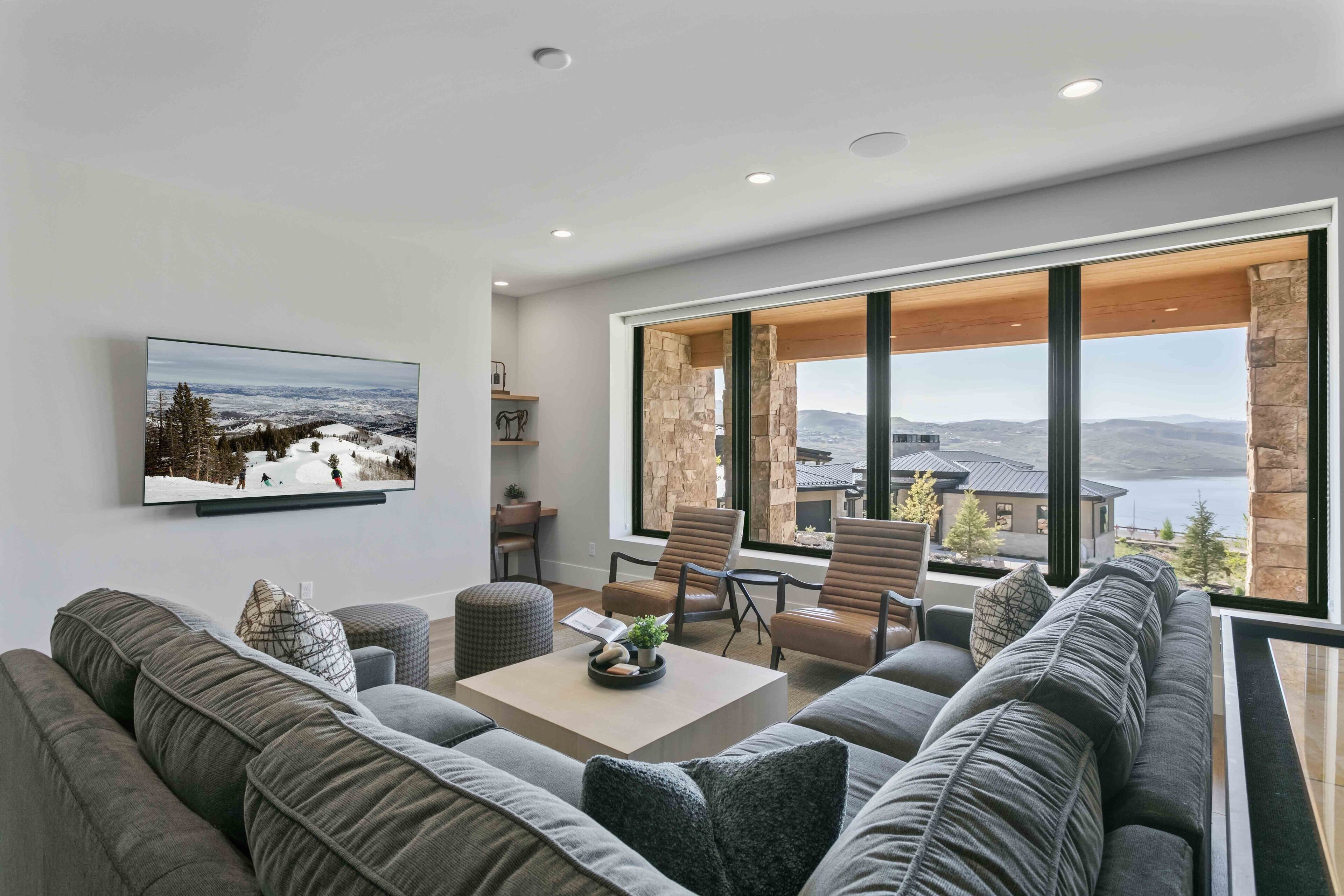 House, 5 Bedrooms | Living area | Smart TV