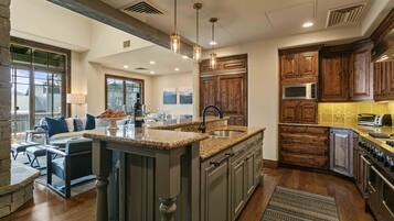 Condo, 3 habitaciones | Cocina privada | Refrigerador, horno, cafetera y tetera y tostadora