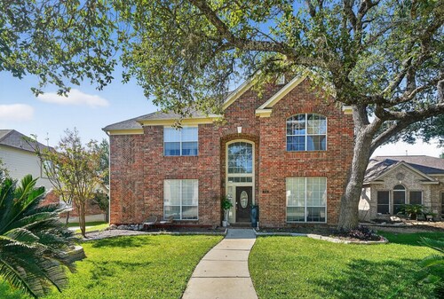 San Antonio Oasis Hot Tub & Pool Access 4 Bedroom Home