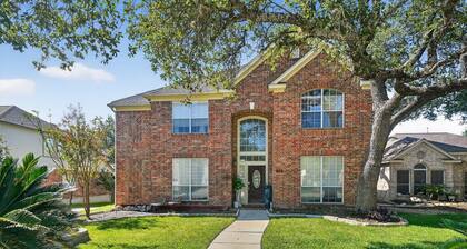 San Antonio Oasis Hot Tub & Pool Access 4 Bedroom Home