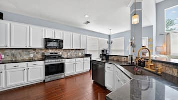 Maison, 4 chambres | Cuisine privée | Réfrigérateur, four, cafetière/bouilloire, grille-pain