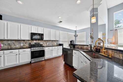 San Antonio Oasis Hot Tub & Pool Access 4 Bedroom Home