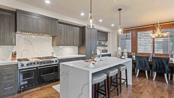 Bloc d'apartaments, 4 dormitoris | Cuina privada | Frigorífic, forn, cafetera i tetera i torradora